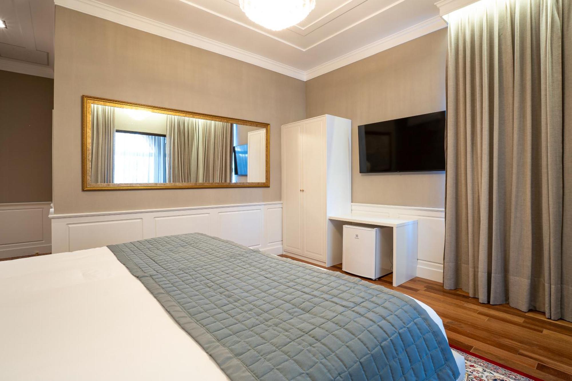 Pousada Luis XV Campos do Jordão Eksteriør bilde A bedroom at the hotel